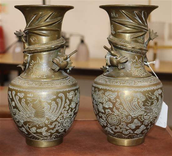 Pair of Chinese bronze vases H.26cm